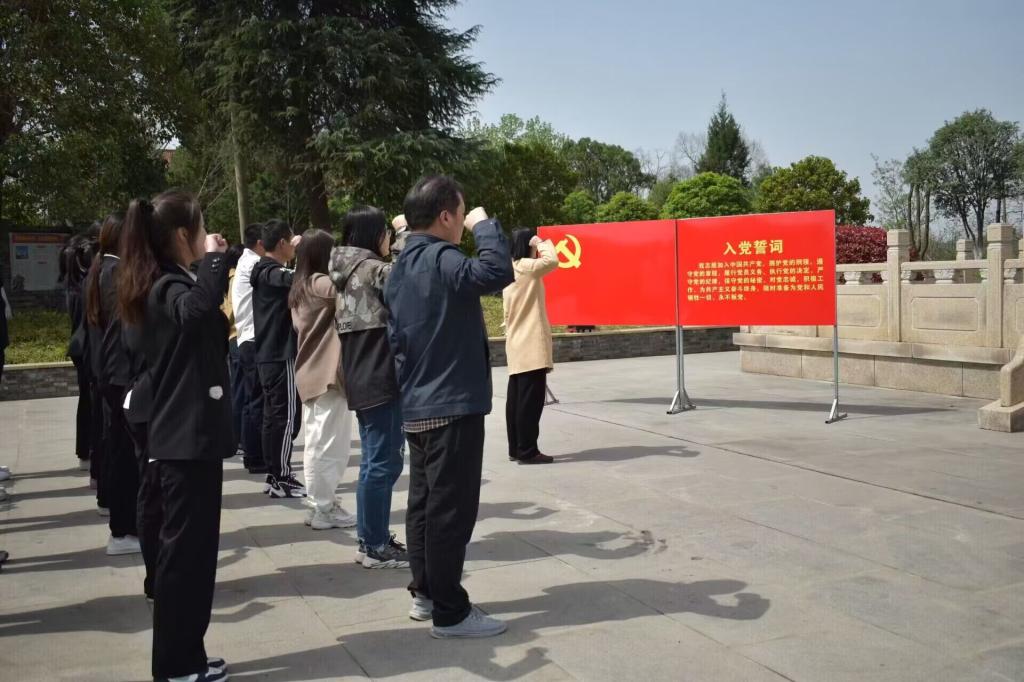 铭记革命先烈,传承革命精神——开云kaiyun官方网站党总支组织开展清明节祭扫革命烈士陵园活动